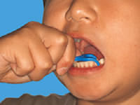 こどもの仕上げ磨きのフロッシング